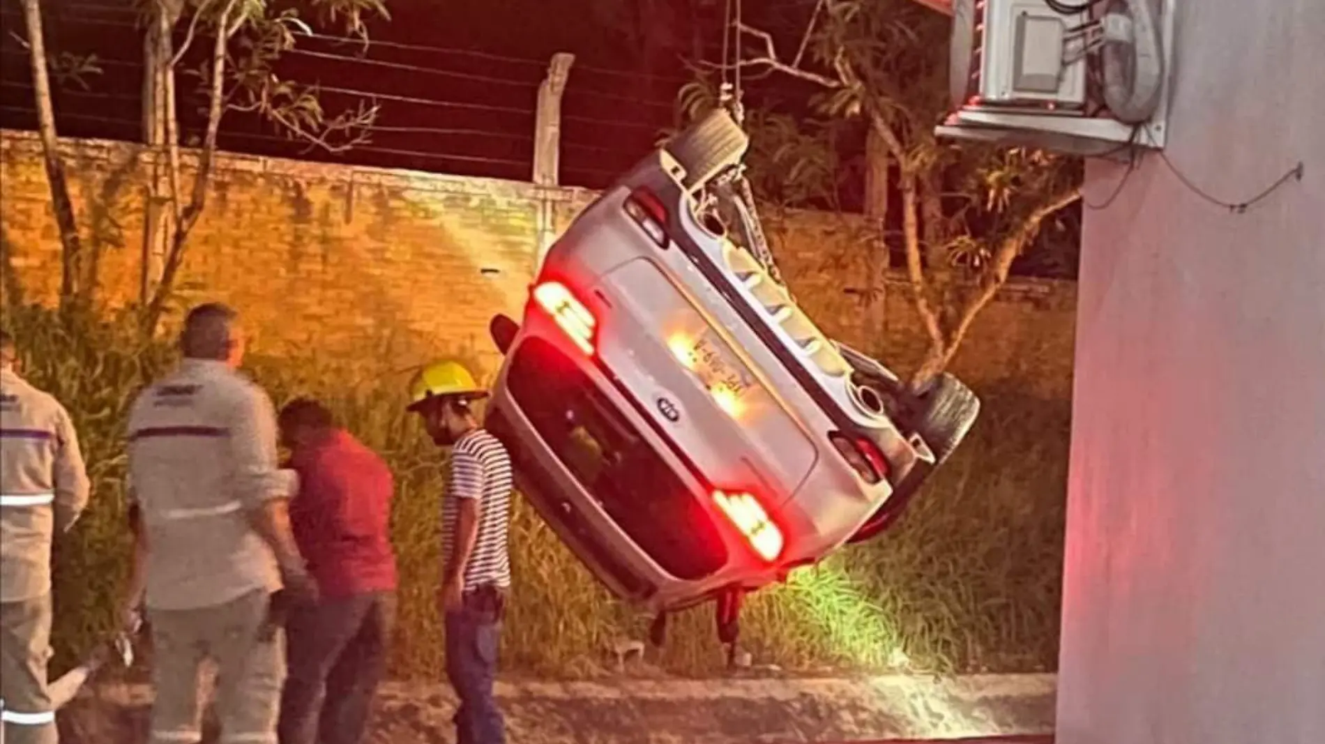 Turistas de Nuevo León vuelcan su auto y caen a canal en Ciudad Madero